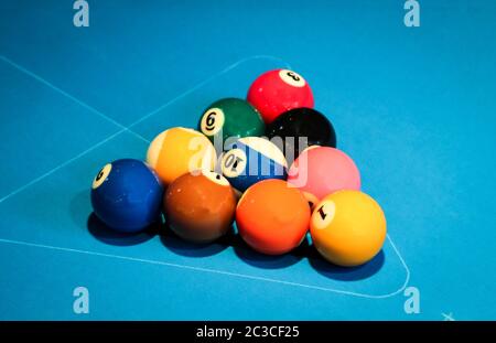 Des scènes de billard, des boules colorées numérotées sur des tables et d'autres ustensiles Banque D'Images