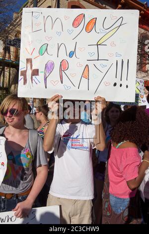Austin Texas USA, 2013: Homosexuel blanc mâle tient un signe qui dit «Je suis gay et je prie» pendant un festival en plein air à Austin, Texas. ©Marjorie Kamys Cotera/Daemmrich Photographie Banque D'Images