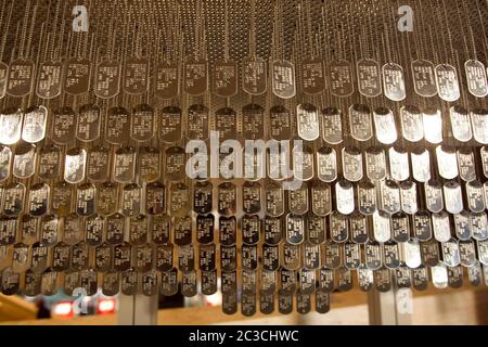 Austin Texas USA, mai 2013: Des vétérans militaires hispaniques de sexe masculin visitent le musée LBJ, où des copies des « étiquettes » d'identification des États-Unis des membres des forces armées américaines pendant la guerre du Vietnam étaient exposées. ©Marjorie Kamys Cotera/Daemmrich Photographie Banque D'Images