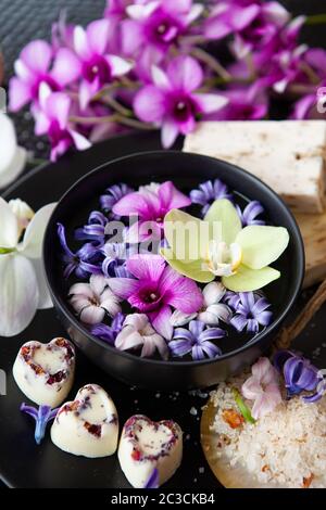 Orchidées et jacinthes frais avec produits de bain naturels Banque D'Images