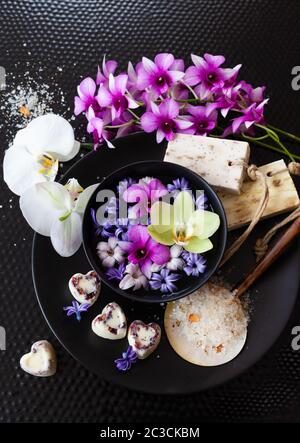 Orchidées et jacinthes frais avec produits de bain naturels Banque D'Images