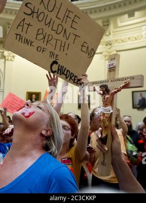 11 juillet 2013 Austin, Texas États-Unis: Les foules pour et contre la nouvelle loi relative aux restrictions d'avortement au Texas, expriment leurs opinions tandis que des centaines se rassemblent au bâtiment du Capitole du Texas pendant que les sénateurs d'État débattent de HB#2 dans la chambre. Le projet de loi a été adopté hier soir avec 19-11 voix, avec les Républicains et 1 vote démocratique oui. mkc / Daemmrich photos Banque D'Images