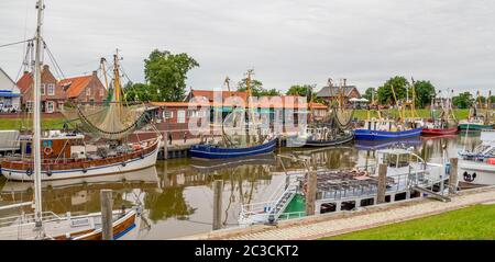 Port idyllique paysage de Greetsiel, un village situé dans la région de Frise orientale, dans le Nord de l'Allemagne Banque D'Images