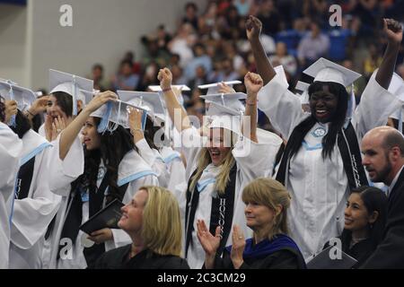 Austin Texas Mai 2013: Première classe d'étudiants qui ont fréquenté l'école Ann Richards pour jeunes femmes leaders à partir de la sixième année célèbrent leur diplôme de 12th année. L'école publique de filles a été fondée en 2007 et nommée en l'honneur du regretté gouverneur du Texas. ©Marjorie Kamys Cotera/Daemmrich Photographie Banque D'Images