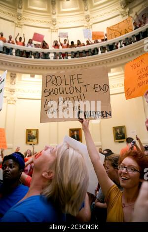 11 juillet 2013 Austin, Texas Etats-Unis: Des foules pour et contre une nouvelle loi qui ajouterait aux restrictions sur les avortements se rassemblent dans le bâtiment du Capitole du Texas pendant que les sénateurs d'État débattent de la législation controversée. ©Marjorie Kamys Cotera/Daemmrich Photographie Banque D'Images