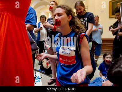 11 juillet 2013 Austin, Texas Etats-Unis: Des foules pour et contre une nouvelle loi qui ajouterait aux restrictions sur les avortements se rassemblent dans le bâtiment du Capitole du Texas pendant que les sénateurs d'État débattent de la législation controversée. ©Marjorie Kamys Cotera/Daemmrich Photographie Banque D'Images