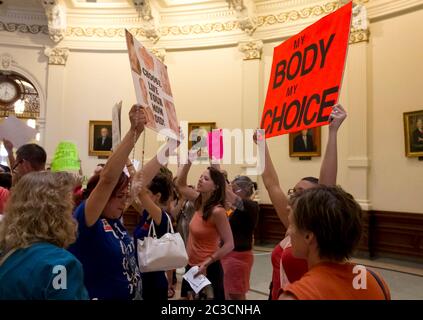 11 juillet 2013 Austin, Texas États-Unis : des foules pour et contre une nouvelle loi proposée qui ajouterait aux restrictions à l'avortement se rassemblent dans le bâtiment du Capitole du Texas pendant que les sénateurs d'État débattent de la législation controversée. ©Marjorie Kamys Cotera/Daemmrich Photographie Banque D'Images