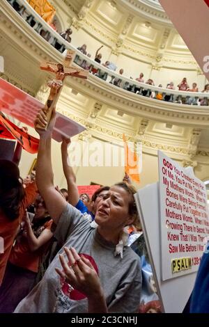 11 juillet 2013 Austin, Texas Etats-Unis: Des foules pour et contre une nouvelle loi qui ajouterait aux restrictions sur les avortements se rassemblent dans le bâtiment du Capitole du Texas pendant que les sénateurs d'État débattent de la législation controversée. ©Marjorie Kamys Cotera/Daemmrich Photographie Banque D'Images