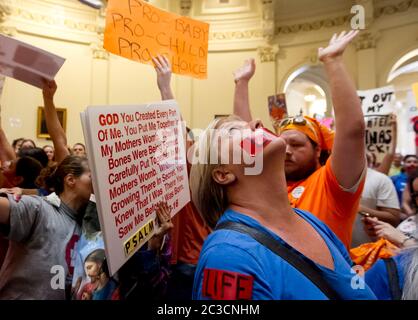 11 juillet 2013 Austin, Texas États-Unis : des foules pour et contre une nouvelle loi proposée qui ajouterait aux restrictions à l'avortement se rassemblent dans le bâtiment du Capitole du Texas pendant que les sénateurs d'État débattent de la législation controversée. ©Marjorie Kamys Cotera/Daemmrich Photographie Banque D'Images