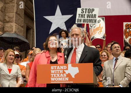 1er juillet 2013 Austin, Texas États-Unis : Les sénateurs d'État démocrates du Texas, Leticia Van de Putte et Kirk Watson, mettent au point une foule de partisans de choix lors d'un rassemblement devant le Capitole du Texas avant le début d'une deuxième session législative spéciale appelée à examiner des limites controversées sur l'accès des femmes à l'avortement. Senfronia Thompson est au micro. ©Bob Daemmrich Banque D'Images