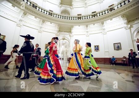 15 septembre 2013 Austin, Texas États-Unis : des membres d'une troupe de danse folklorique mexicaine se rendent dans la rotonde du Capitole du Texas pour commémorer le jour de l'indépendance mexicaine, Diez y Seis de Septeimbre. ©Marjorie Kamys Cotera/Daemmrich Banque D'Images