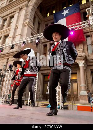 15 septembre 2013 Austin, Texas États-Unis : des membres d'une troupe de danse folklorique mexicaine se rendent devant le Capitole du Texas pour commémorer le jour de l'indépendance mexicaine, Diez y Seis de Septeimbre. ©Marjorie Kamys Cotera/Daemmrich Banque D'Images