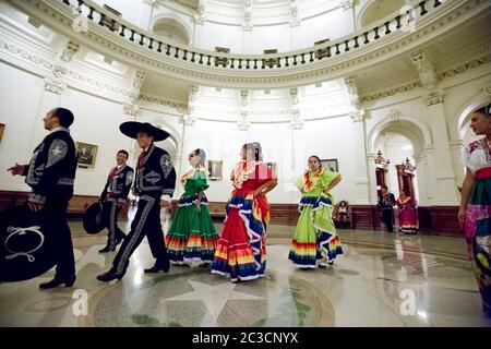 15 septembre 2013 Austin, Texas États-Unis : des membres d'une troupe de danse folklorique mexicaine se rendent dans la rotonde du Capitole du Texas pour commémorer le jour de l'indépendance mexicaine, Diez y Seis de Septeimbre. ©Marjorie Kamys Cotera/Daemmrich Banque D'Images