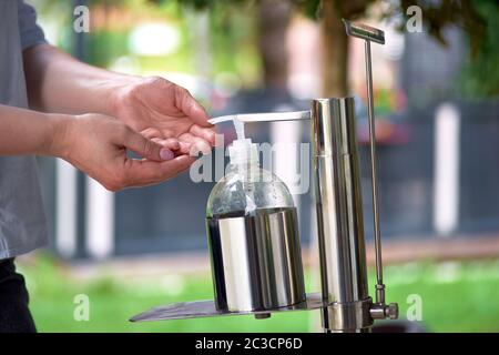 Les clients du restaurant se lavant les mains à l'aide d'un gel désinfectant. Prévention du coronavirus dans un restaurant de caffee pendant l'épidémie de virus de la couronne Banque D'Images