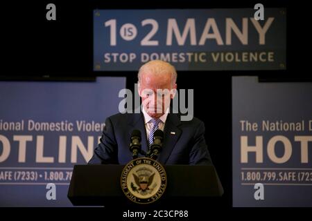 30 octobre 2013 Austin, Texas, États-Unis : le vice-président Joe Biden s'exprime au siège social de la ligne d'information nationale sur la violence domestique pour commémorer le mois national de sensibilisation à la violence domestique. ©Marjorie Kamys Cotera/Daemmrich Banque D'Images