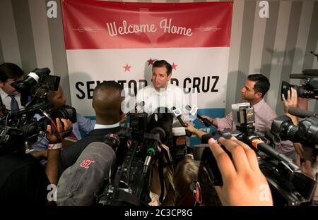 Houston Texas États-Unis, 21 octobre 2013: Le républicain Ted Cruz, sénateur du Texas aux États-Unis, s'entretient avec les journalistes au cours d'un rendez-vous organisé par une organisation locale du Tea Party. ©Marjorie Kamys Cotera/Daemmrich Banque D'Images