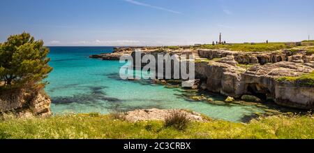 L'important site archéologique et station touristique de Roca Vecchia, à Puglia, Salento, Italie. Mer turquoise, ciel bleu, rochers, soleil, végétation luxuriante Banque D'Images