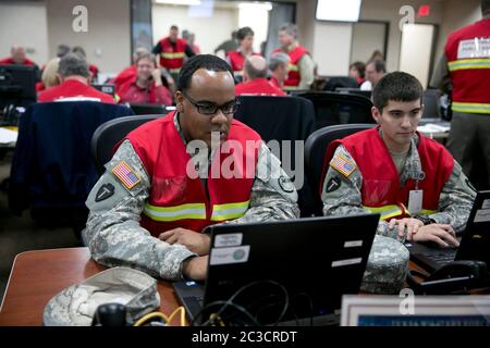 Austin, Texas, États-Unis, décembre 2013 : les employés du ministère de la sécurité publique du Texas et de la division de gestion des urgences du Texas effectuent un exercice pour activer l'ensemble du Conseil de gestion des urgences à l'intérieur du Centre d'opérations de l'État récemment rénové, qui serait activé en cas d'urgence et de catastrophe. ©Marjorie Kamys Cotera/Daemmrich Photographie Banque D'Images