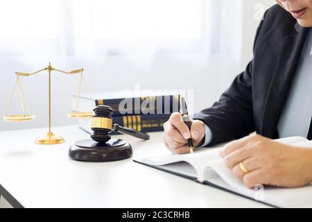 Gavel sound block et de justice droit et avocat travaillant sur fond d'un bureau en bois Banque D'Images