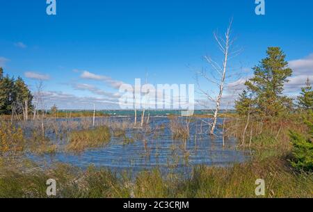 Lagon à haute eau sur les rives du lac Huron à la pointe Tawas dans le parc national de la pointe Tawas au Michigan Banque D'Images