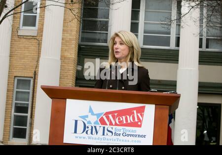 Austin, Texas USA, février 10t 2014: La candidate démocratique pour le gouverneur du Texas, sénateur Wendy Davis, parle aux médias lors d'une conférence de presse sur un campus du Austin Community College. ©Marjorie Kamys Cotera/Daemmrich Photographie Banque D'Images