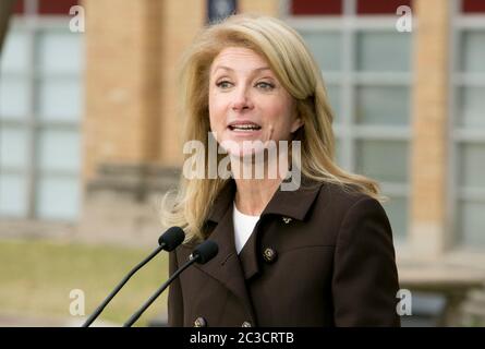 Austin, Texas USA, février 10t 2014: La candidate démocratique pour le gouverneur du Texas, sénateur Wendy Davis, parle aux médias lors d'une conférence de presse sur un campus du Austin Community College. ©Marjorie Kamys Cotera/Daemmrich Photographie Banque D'Images