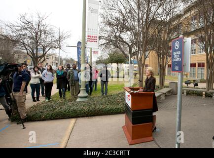 Austin, Texas USA, février 10t 2014: La candidate démocratique pour le gouverneur du Texas, sénateur Wendy Davis, parle aux médias lors d'une conférence de presse sur un campus du Austin Community College. ©Marjorie Kamys Cotera/Daemmrich Photographie Banque D'Images