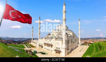 Grande Mosquée Camlica et le drapeau turc, Istanbul, Turquie. Banque D'Images