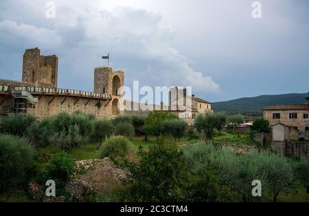 Monteriggioni est une ville médiévale fortifiée, située sur un hilalock naturel, construite par les Sienois en 1214–19 comme une ligne de front dans leurs guerres contre Florence. Banque D'Images