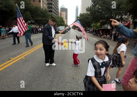 11 novembre 2015, Austin, Texas États-Unis : les enfants d'âge scolaire donnent des cartes faites main aux anciens combattants militaires lors du défilé annuel de la fête des anciens combattants sur l'avenue du Congrès. ©Marjorie Kamys Cotera/Daemmrich Photographie Banque D'Images