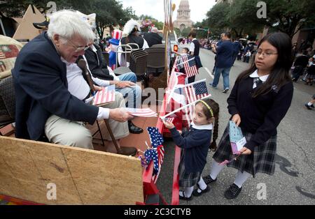 11 novembre 2015, Austin, Texas États-Unis : les enfants d'âge scolaire donnent des cartes faites main aux anciens combattants militaires lors du défilé annuel de la fête des anciens combattants sur l'avenue du Congrès. ©Marjorie Kamys Cotera/Daemmrich Photographie Banque D'Images