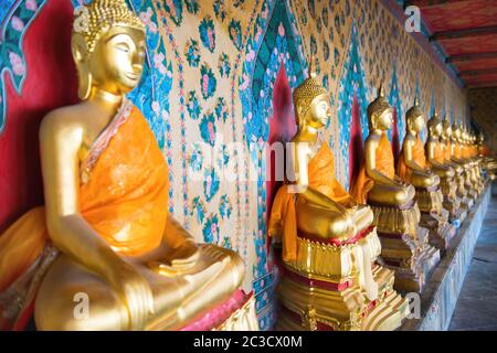 Vue sur les statues en or des Budda assis Banque D'Images