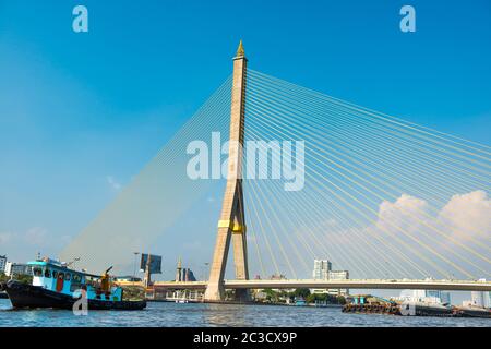 Vue sur le pont suspendu de l'autre côté de la rivière à Bangkok Banque D'Images