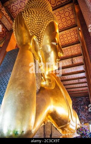 Statue de Bouddha couché au temple Wat Pho, Bangkok Banque D'Images