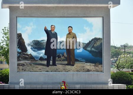 Kaesong, Corée du Nord - 5 mai 2019 : panneau de propagande avec portraits des anciens dirigeants Kim il Sung et Kim Jong il dans la rue de la ville Banque D'Images