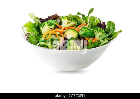 Salade verte saine avec légumes frais isolés sur fond blanc Banque D'Images