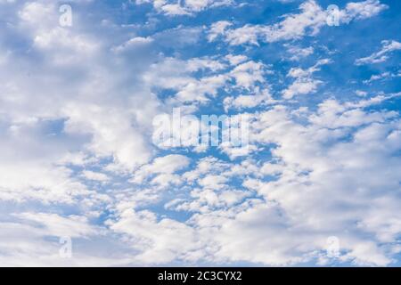 Grand ciel bleu avec des bigs et des nuages blancs. Banque D'Images