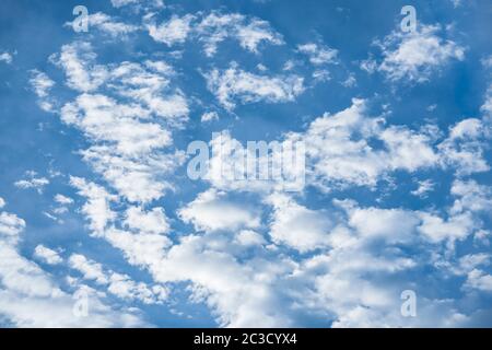 Grand ciel bleu avec des bigs et des nuages blancs. Banque D'Images