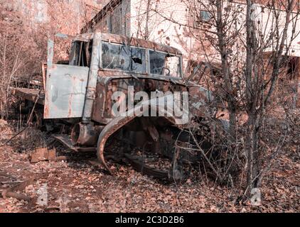 Camion cassé près d'un bâtiment abandonné à Tchernobyl Banque D'Images