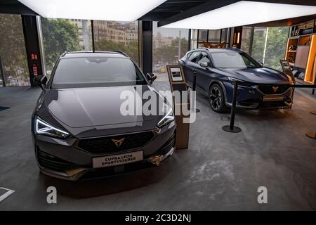 Barcelone, Espagne. 19 juin 2020. De nouveaux modèles Cupra sont visibles dans le nouveau magasin de concept de Seat situé à Passeig de Gràcia à Barcelone. Le SIÈGE de la compagnie de voiture ouvre un nouvel espace de stockage multidisciplinaire au coeur de Barcelone. Crédit : SOPA Images Limited/Alamy Live News Banque D'Images