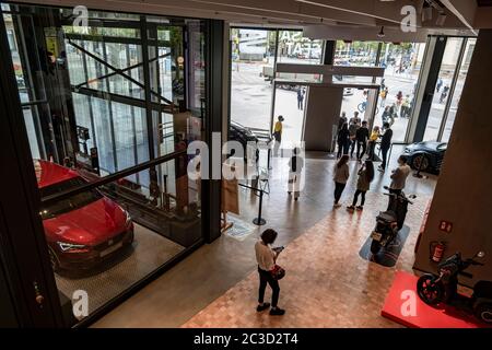 Barcelone, Espagne. 19 juin 2020. Vue générale du hall principal du nouveau magasin concept de Seat situé à Passeig de Gràcia à Barcelone. Le SIÈGE de la compagnie de voiture ouvre un nouvel espace de stockage multidisciplinaire au coeur de Barcelone. Crédit : SOPA Images Limited/Alamy Live News Banque D'Images