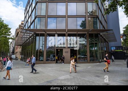 Barcelone, Espagne. 19 juin 2020. Le nouveau concept Store Casa Seat est visible sur le Passeig de Gràcia à Barcelone. Le SIÈGE de la compagnie de voiture ouvre un nouvel espace de stockage multidisciplinaire au coeur de Barcelone. Crédit : SOPA Images Limited/Alamy Live News Banque D'Images