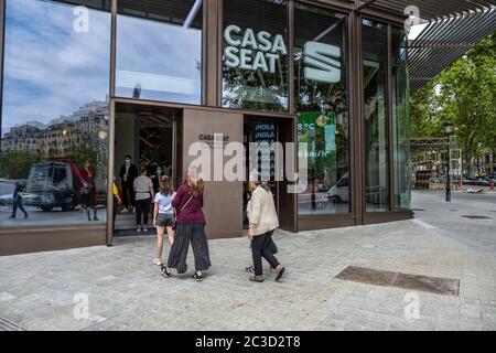 Barcelone, Espagne. 19 juin 2020. Plusieurs personnes visitent le nouveau concept Store Casa Seat qui s'ouvre au public. Le SIÈGE de la compagnie de voiture ouvre un nouvel espace de stockage multidisciplinaire au coeur de Barcelone. Crédit : SOPA Images Limited/Alamy Live News Banque D'Images