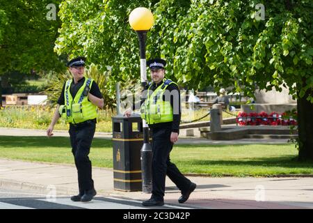 Deux écuries spéciales en service dans le centre-ville de Harrogate, North Yorkshire, Angleterre, Royaume-Uni. Banque D'Images