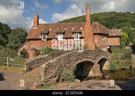 Maison et pont à Allerford dans Somerset, Royaume-Uni Banque D'Images