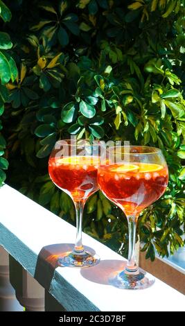 Apéritif spritz dans de grands verres rouge cocktail d'été, fête de terrasse. Photo de haute qualité Banque D'Images
