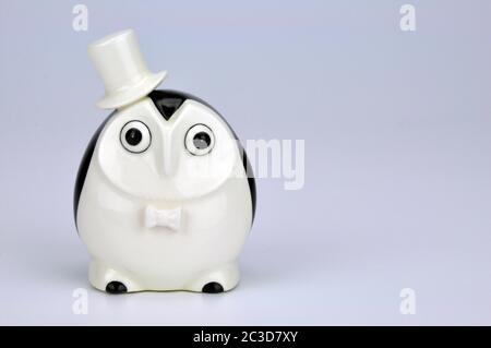 Hibou dans une figurine Tuxedo en porcelaine. Image parfaite pour les événements éducatifs formels. Invitation à la remise des diplômes, bourse d'études et réussite scolaire. Banque D'Images