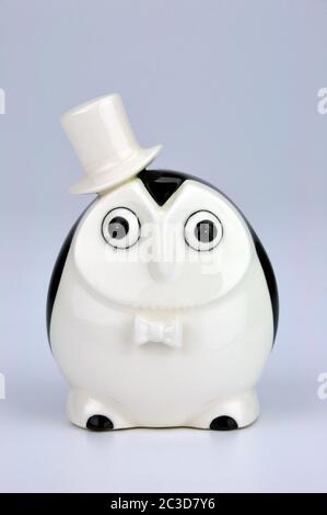 Hibou dans une figurine Tuxedo en porcelaine. Image parfaite pour les événements éducatifs formels. Invitation à la remise des diplômes, bourse d'études et réussite scolaire. Banque D'Images