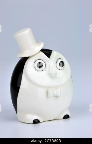 Hibou dans une figurine Tuxedo en porcelaine. Image parfaite pour les événements éducatifs formels. Invitation à la remise des diplômes, bourse d'études et réussite scolaire. Banque D'Images