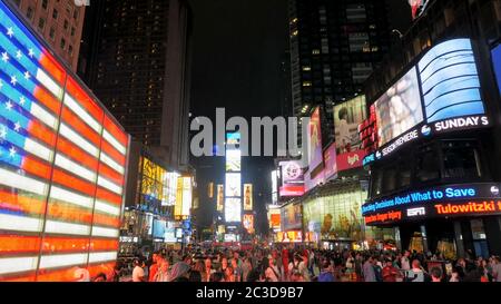 NEW YORK, NEW YORK, Etats-Unis - 12 SEPTEMBRE 2015 : la place du temps dynamique la nuit Banque D'Images